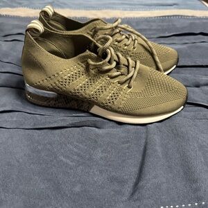 Olive Green Knit Urban Sport by J/Slide Woman’s Sneakers size 7 new without box